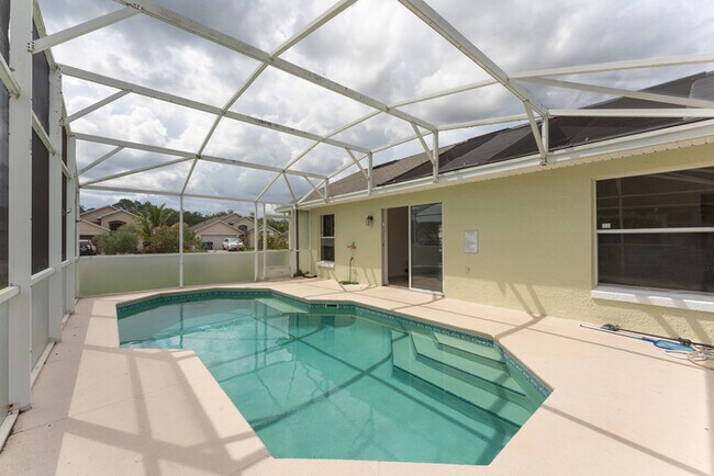 Building Photo - 3 bed with Solar heating Private Pool