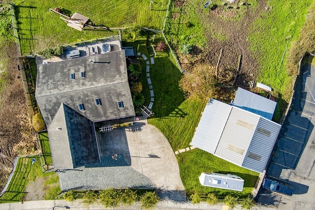 Building Photo - Custom Home on Property just outside of Eureka!