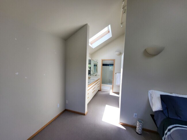 Building Photo - FULLY FURNISHED - 3 Bed 3 Full bath-office...