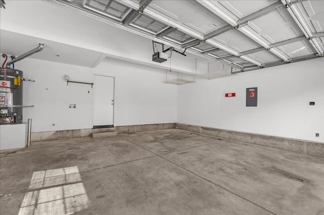 Building Photo - Fully Renovated 4 Bed 2.5 Bath Stunner In ...