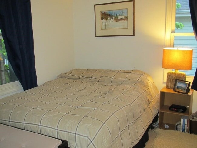 Building Photo - 299 River St