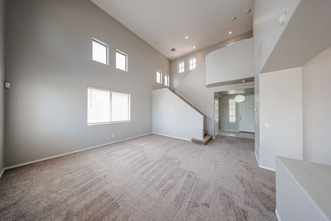 Building Photo - Welcome to this spacious 4 bedroom, 2.5 ba...