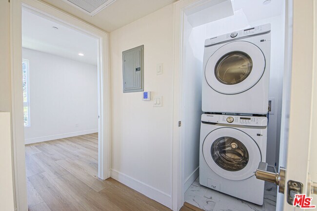 Building Photo - 10803 1/2 Kling St