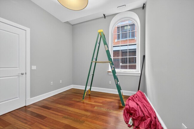 Building Photo - Available Now! High End 2 Bed 2 Bath in Lu...