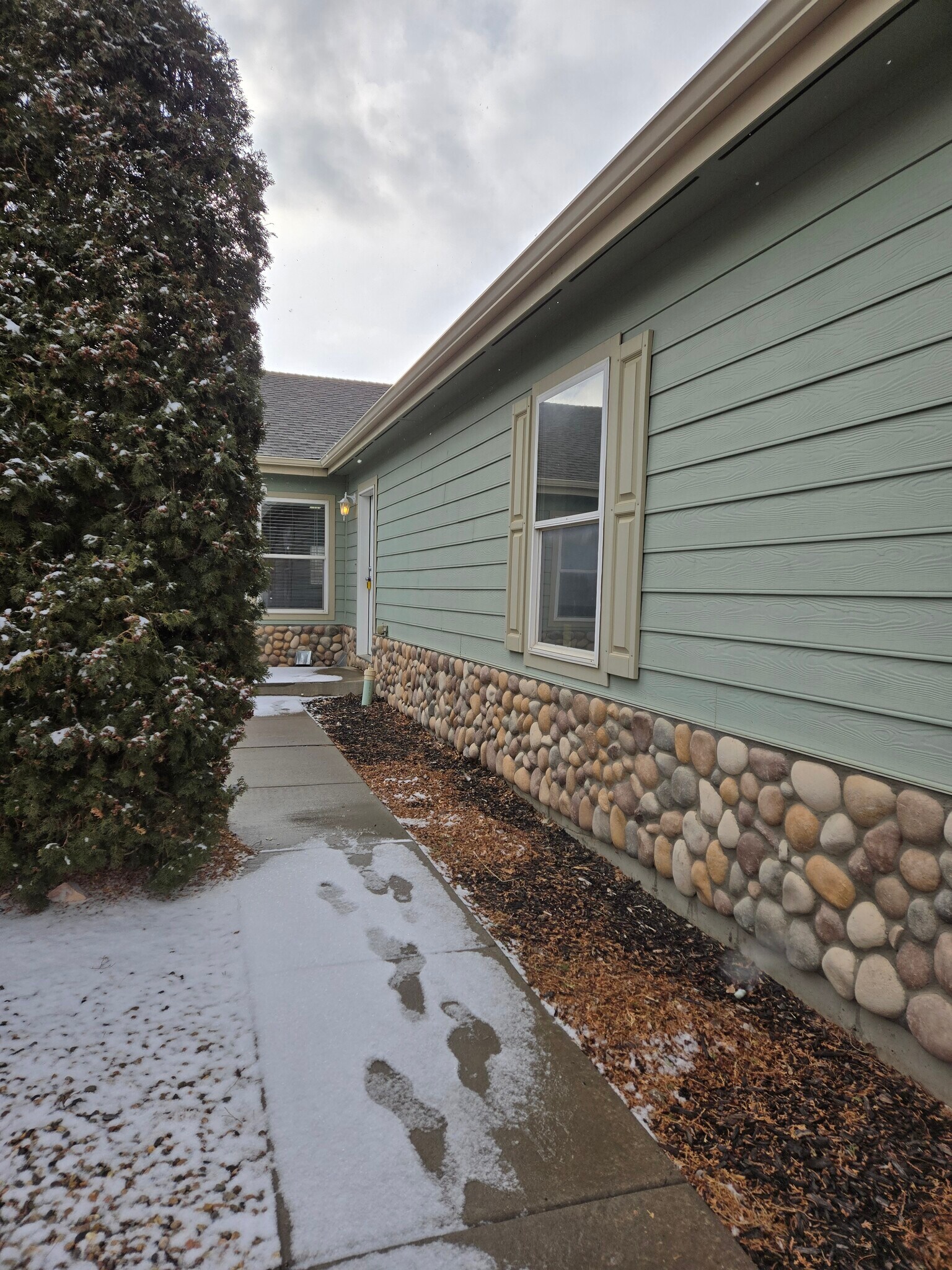 Building Photo - 583 S Carriage Dr