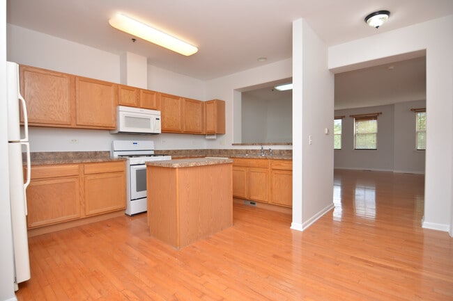Building Photo - 4756 N Lamon Ave