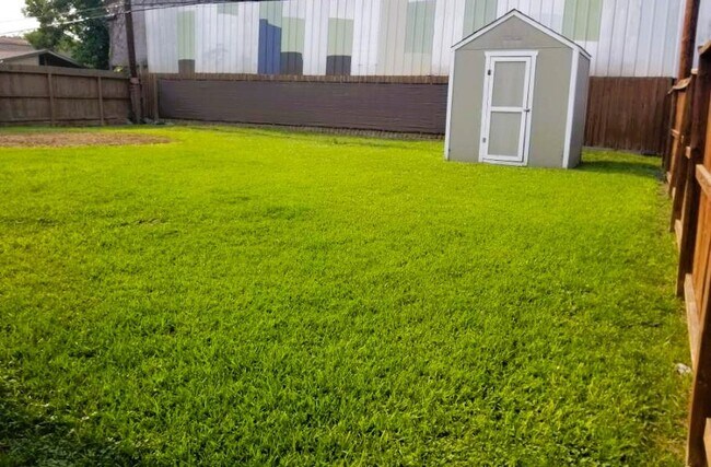 Building Photo - 3515 Castledale Dr