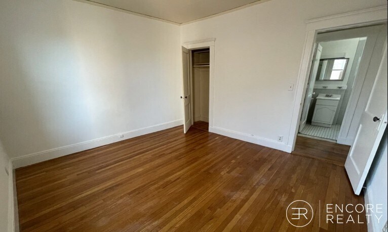 Building Photo - 143 Park Dr