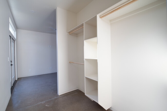 Building Photo - 1027 E McKinley St