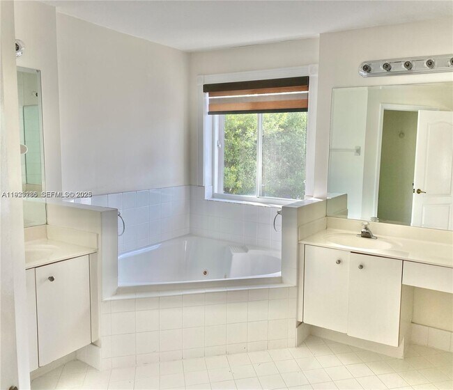 Building Photo - 10914 NW 67th Terrace