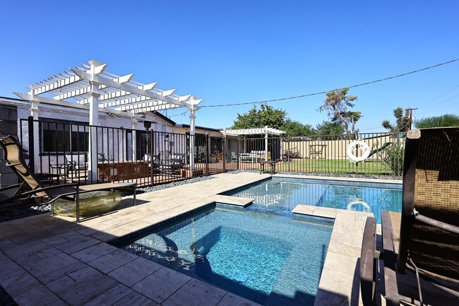 Building Photo - Fully Furnished Remodeled 4 Bedroom / 4 Bathroom Home with spacious back yard & pool in Central P...