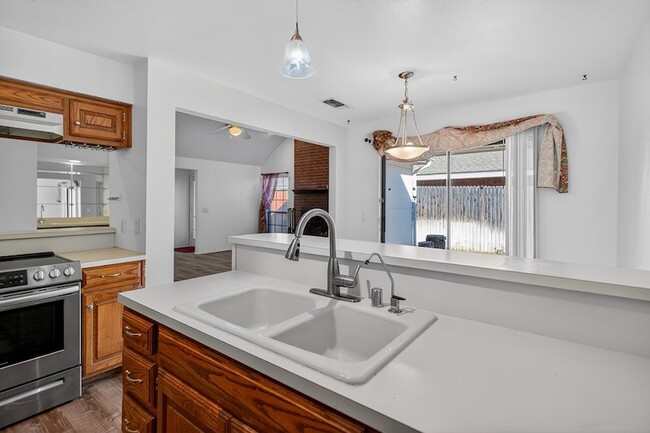 Building Photo - 1709 Castleford Rd