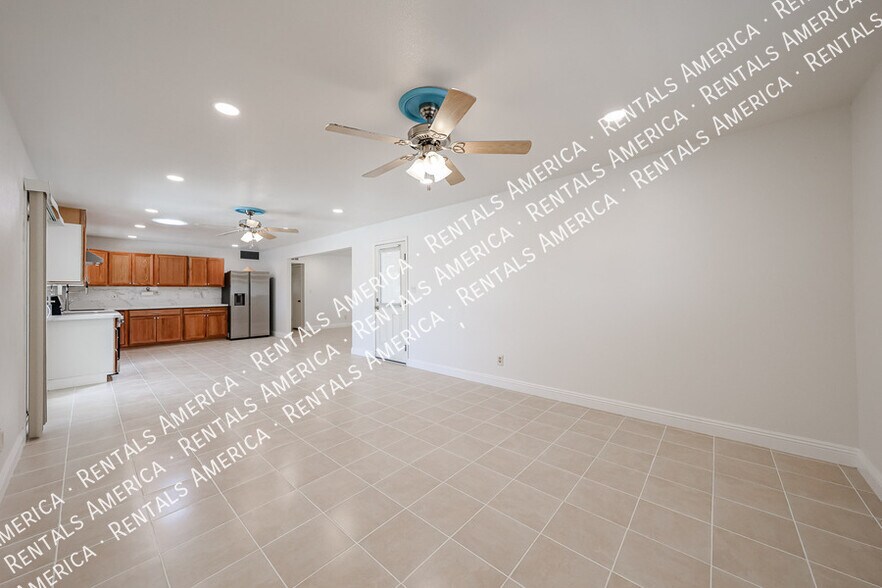 Building Photo - 935 E Wesleyan Dr