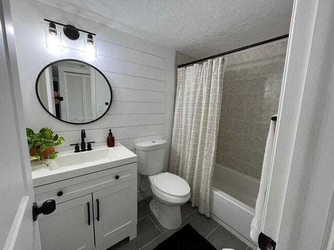 Building Photo - 2 Bedroom Condo in Winding Lake - Sunrise ...