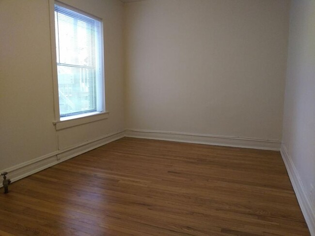 Building Photo - 2 bedroom in Chicago IL 60657