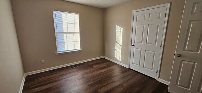 Building Photo - 142 Wooded Oak Ct