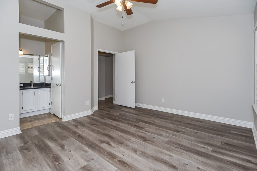 Building Photo - 806 Zinnia Cir