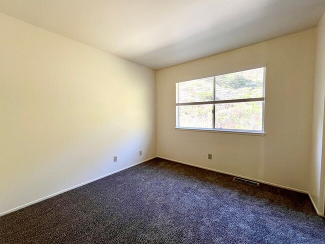 Building Photo - Spacious 4-Bed, 3-Bath Single-Family Home ...