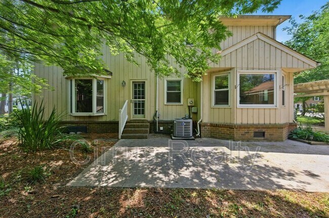 Building Photo - 156 Circle Ct