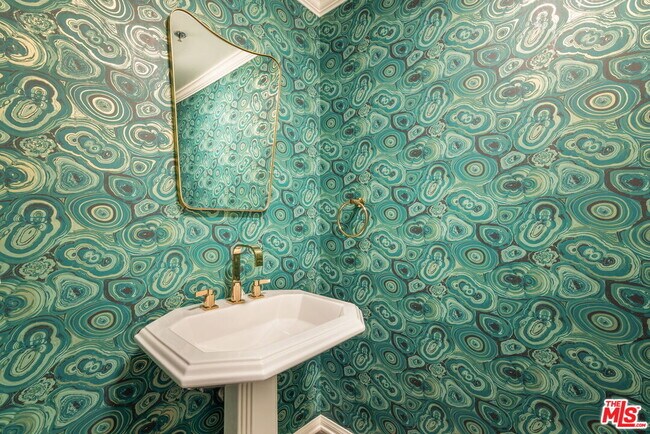 Building Photo - 930 N Doheny Dr