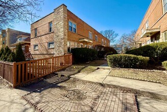 Building Photo - HOME SWEET HOME! 2 Bed / 1 Bath Townhome Available in Oak Park!