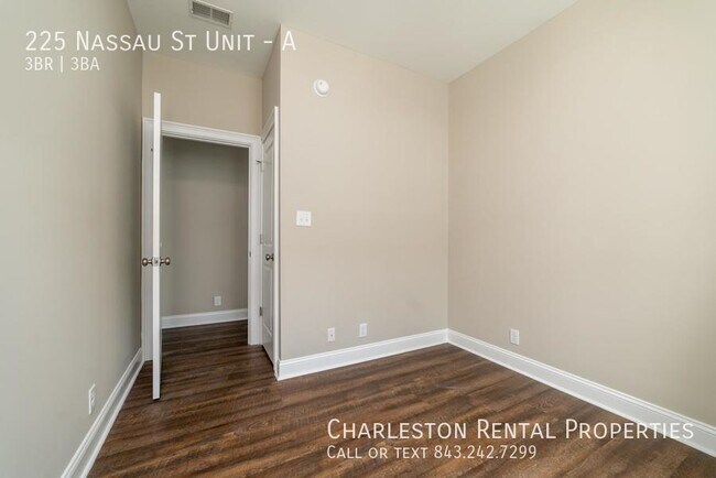 Building Photo - 225 Nassau St