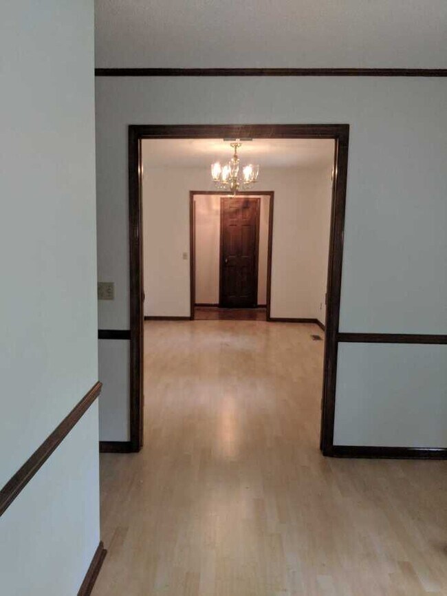 Building Photo - 144 Fern Forest Dr