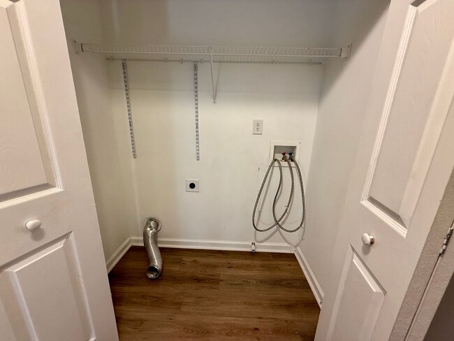 Building Photo - Great Oakwood Location- 3 bedroom, 2.5 bat...