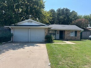 Building Photo - 2604 Timberlake Dr