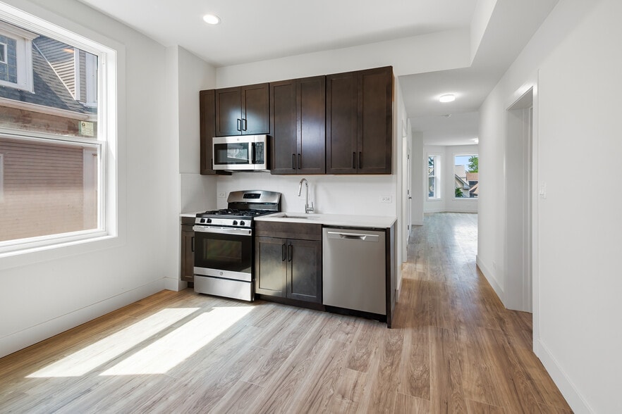 Building Photo - 1921 W Summerdale Ave