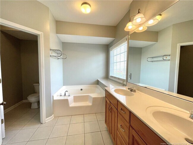 Building Photo - 11 Richmond Park Dr