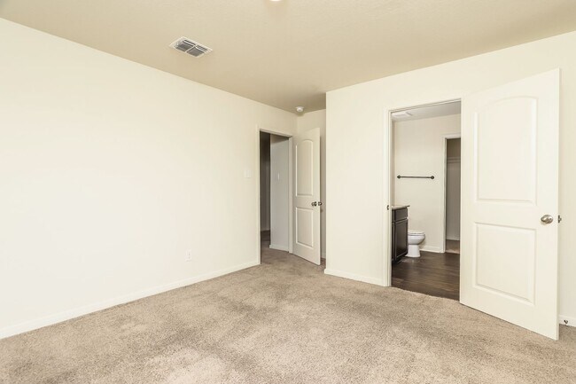 Building Photo - 3 Bedroom Ready for Immediate Move In!