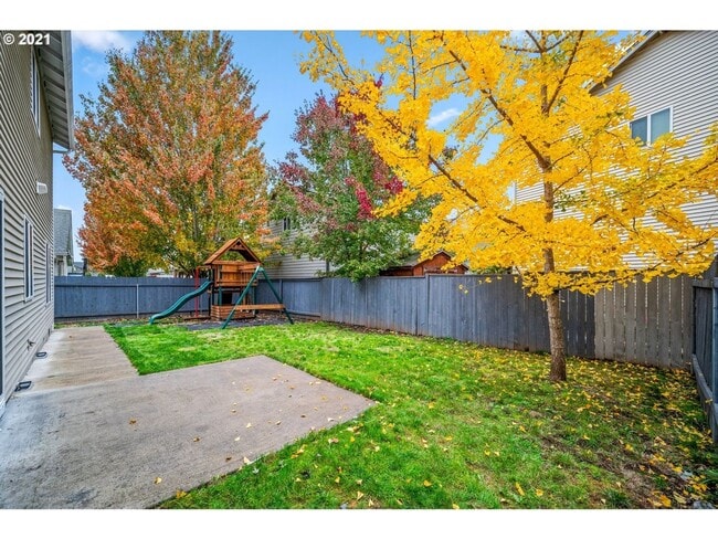 Building Photo - 4 Bedroom 2.5 Bath Home Recently Updated with Modern Finishes