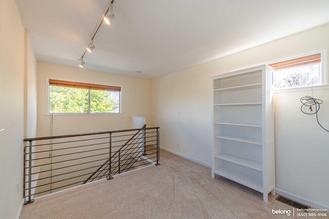 Building Photo - 2400 Bonar St