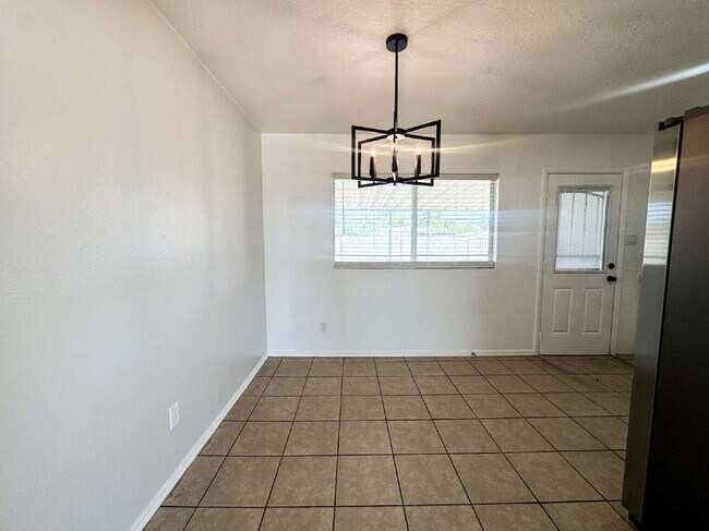 Building Photo - Cozy 3-Bed Oasis in Yuma's Heart
