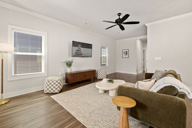 Building Photo - 913 NE Hts Ln