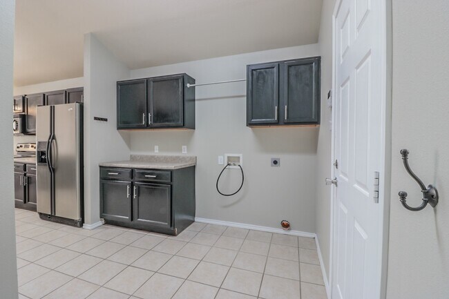 Building Photo - 4Bed/2Bath Available 11/10 !