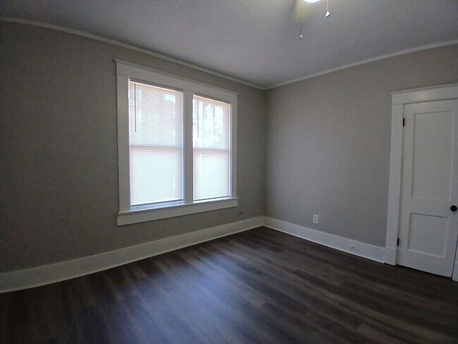 Building Photo - Newly Renovated 1BR/1BA Duplex near U of M