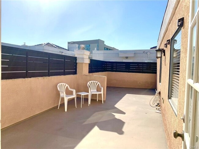 Building Photo - 425 S Catalina Ave