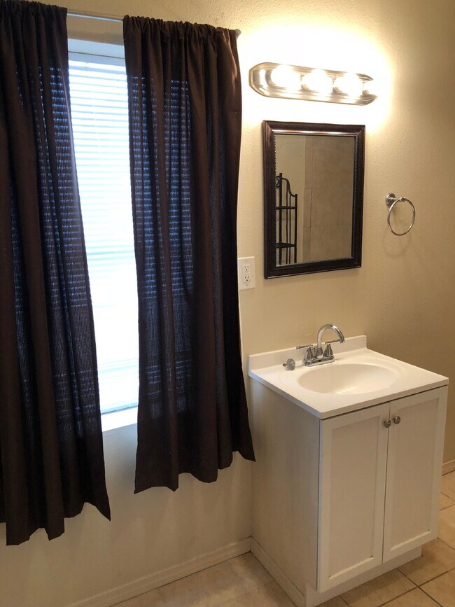 Building Photo - Spacious 4-Bedroom Home with Sunroom Available for Summer 2026 Pre-Lease