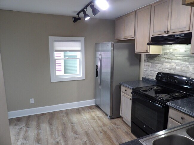 Building Photo - 611 Taylor Ave