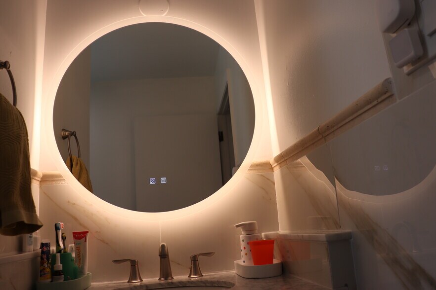 Building Photo - 442 Surrey Ln