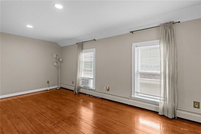 Building Photo - 19 Cross St