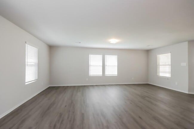Building Photo - 307 Blue Crane St