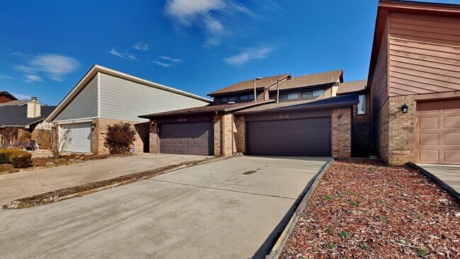 Building Photo - Spacious Townhouse 3 Bedroom 2 Bathroom with Bonus Room