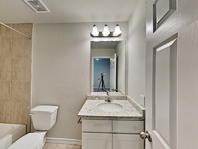 2.5 Bath nicely upgraded - 6265 Eddie Way