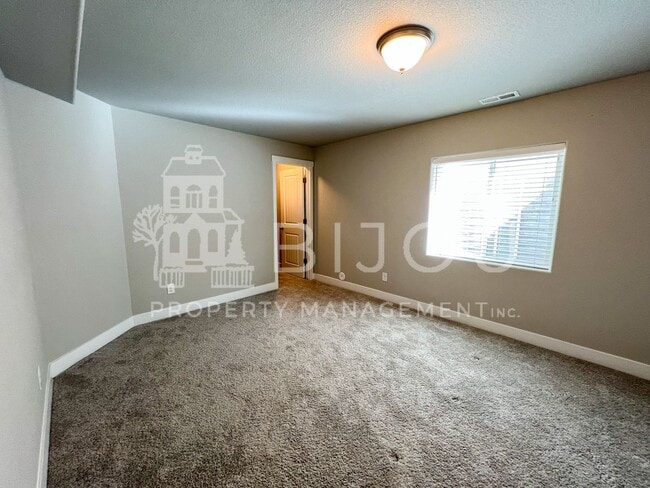 Building Photo - Grand Overlook to the Mountains!