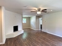 Building Photo - 3 Bedroom / 2 Bath / 2 Car Garage