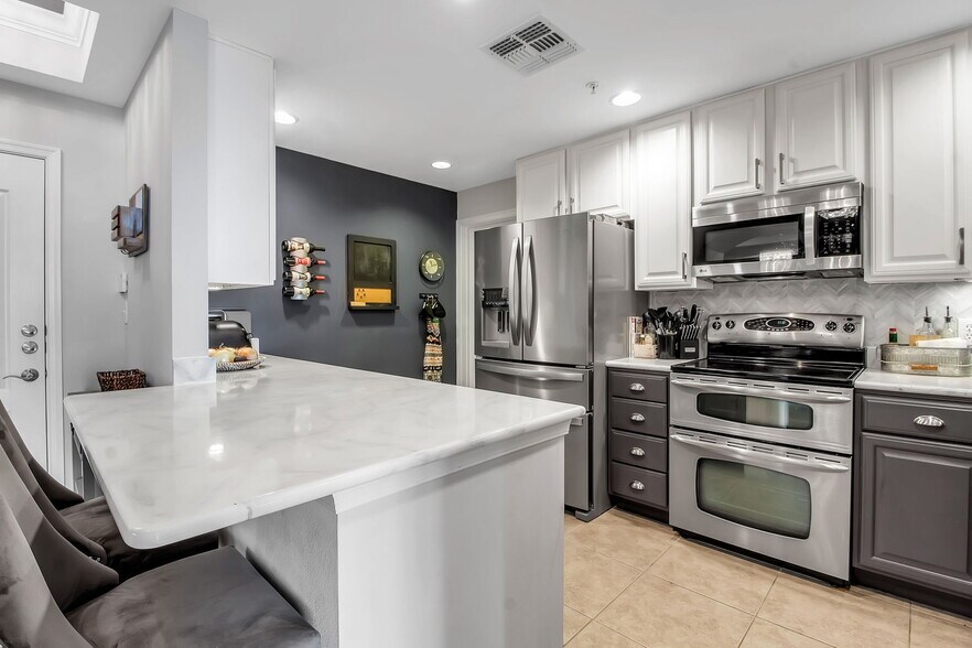 Building Photo - 808 3rd Ave W