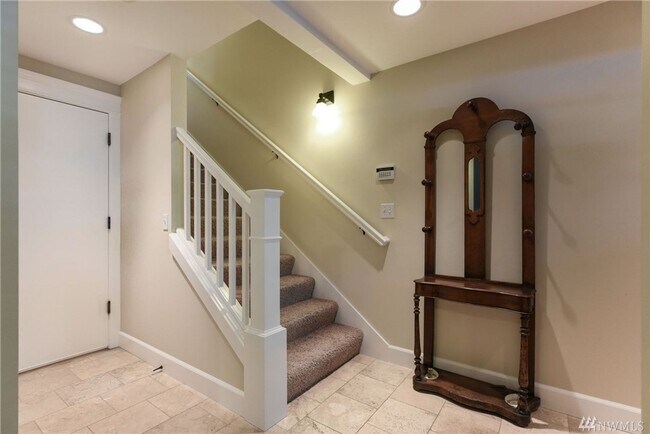 Building Photo - Stunning 3 Bed 2.5 Bath Home in Fremont